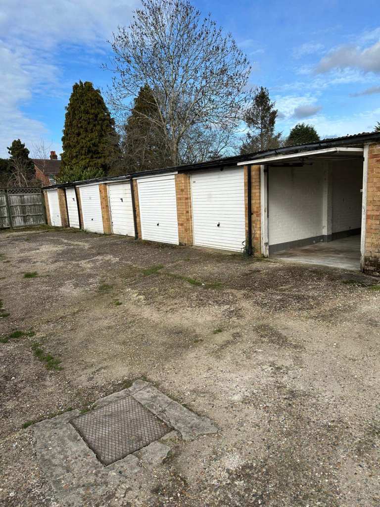 Insulated garage to rent Merstham RH1