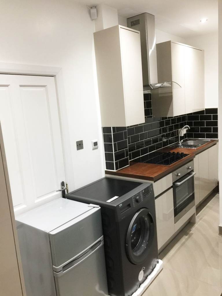 Studio flat for single working professional or student – VEGETARIANS ONLY – Wembley Park
