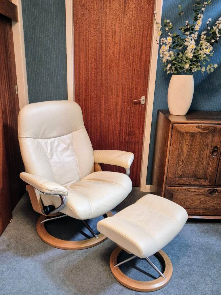 Stressless Consul Cream leather Signature chair + Footstool. Excellent Condition, As New
