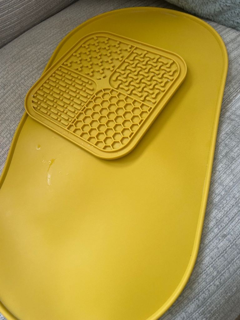 Pet Food/Water mat and treat/licking mat