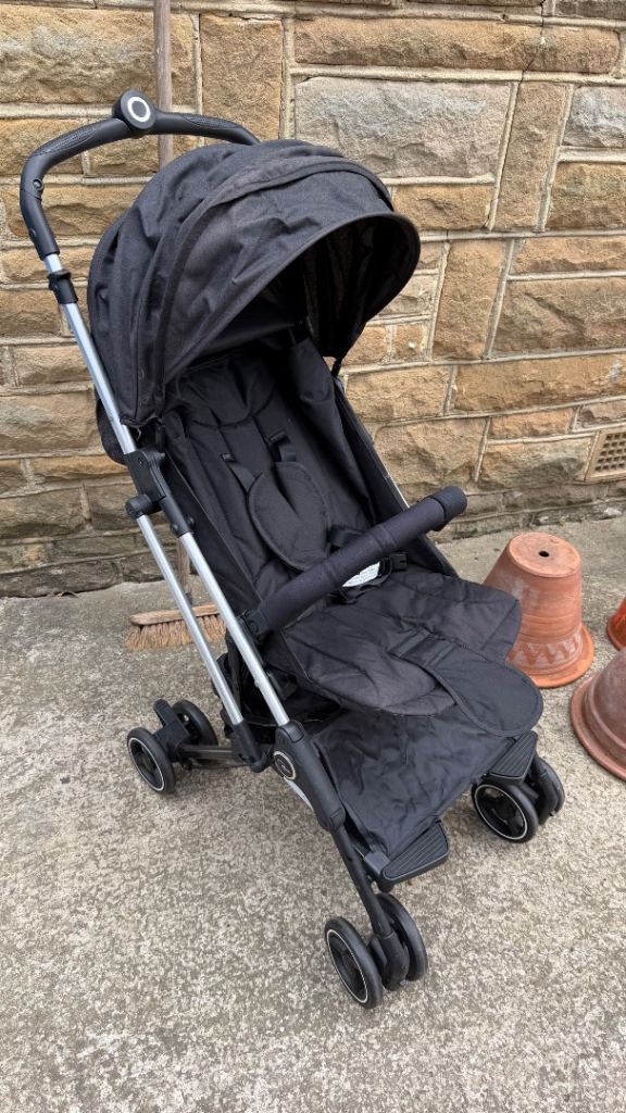 Roma lightweight travel buggy. Used once. Vgc