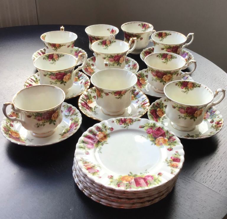 8 Royal Albert old country roses tea settings .
