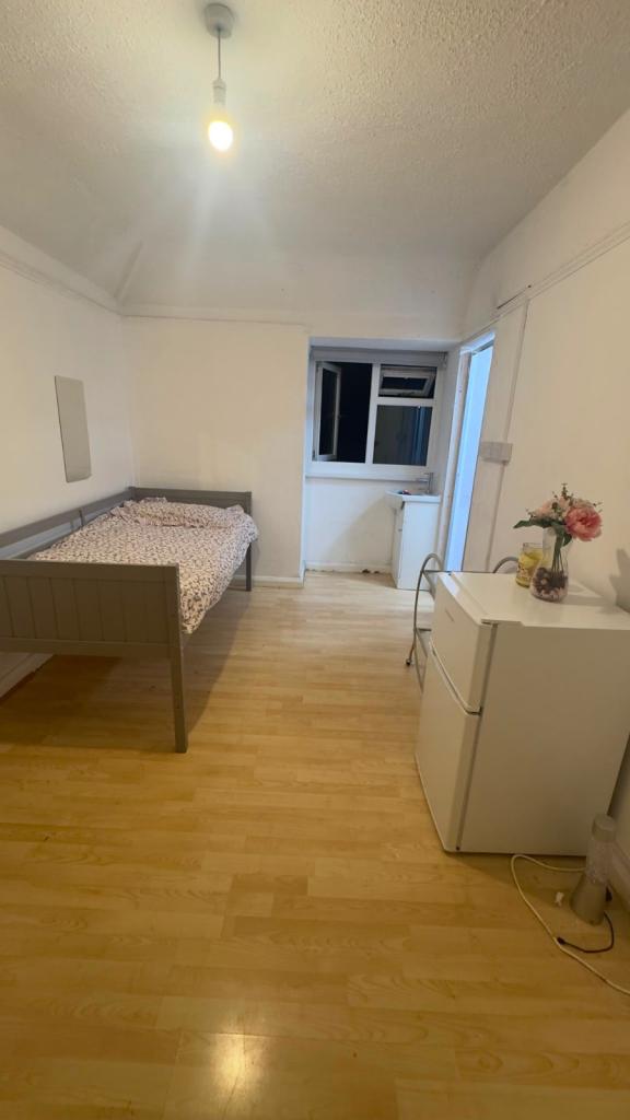 🏠 One Bedroom Available in a Shared Family House