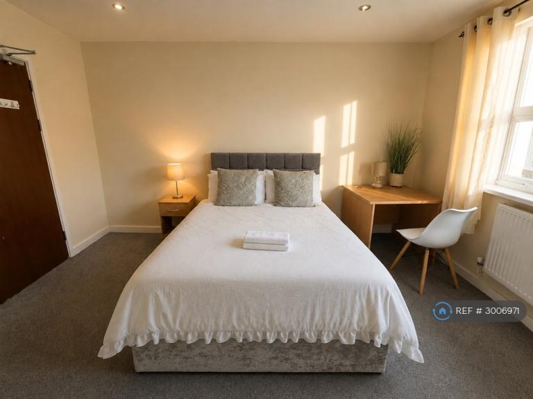 3 bedroom flat in Eaton Crescent, Swansea, SA1 (3 bed) (#3006971)