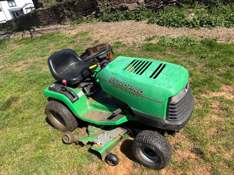 Ride on lawn mower NEEDS TLC