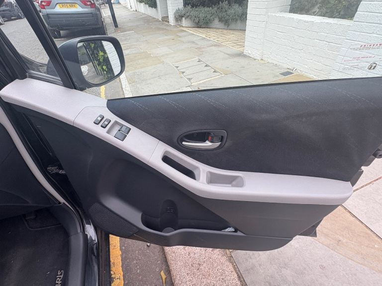 toyota YARIS,2006 1.3 automatic 5 doors,drives great, great condition , 90k miles,1 year mot,2 keys 