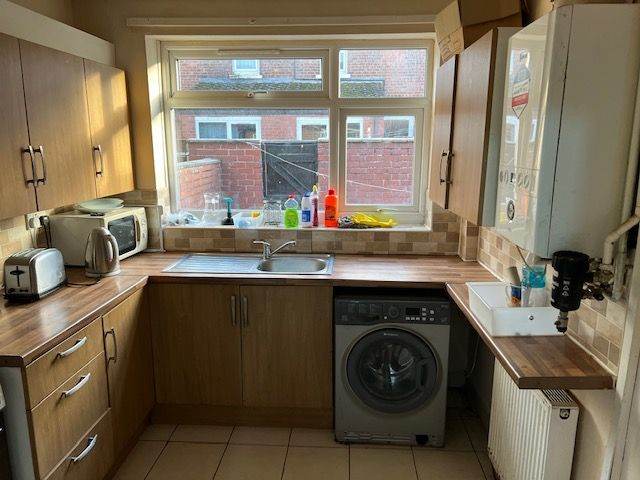 Cosy double room, close to center and University, good for couples. Starts from £135p/w