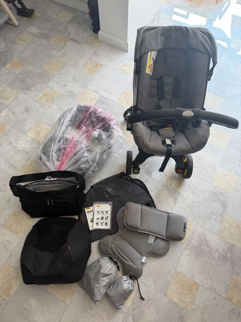 Doona Car Seat & Pushchair with two Isofix bases plus accessories 