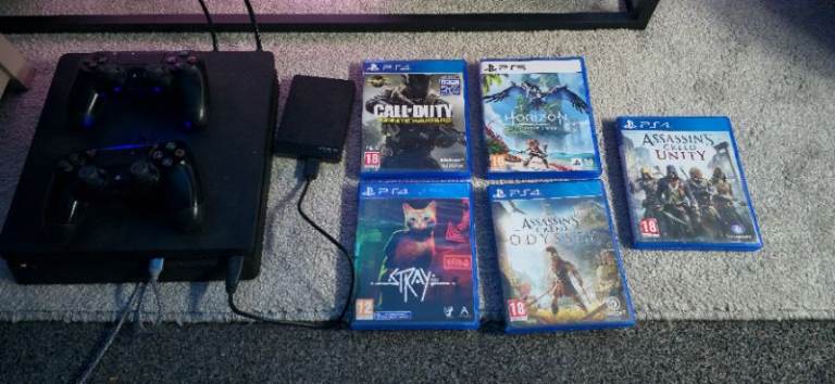 PS4 500gb + 4 Games