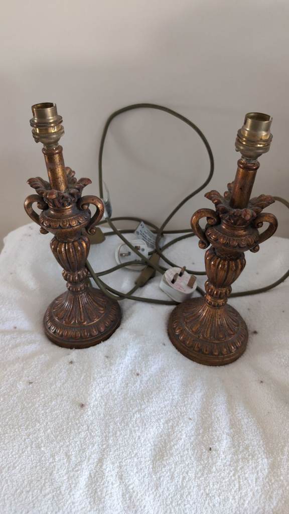 2 matching bedside lamps