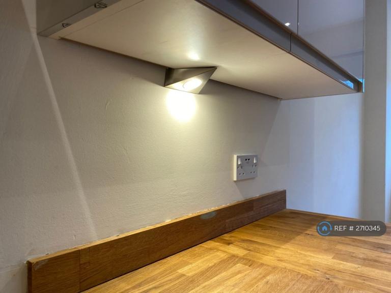 2 bedroom flat in Tower Bridge Road, London, SE1 (2 bed) (#2710345)