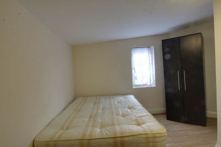 All Inclusive Double room, shared kitchen, close to West Tube station