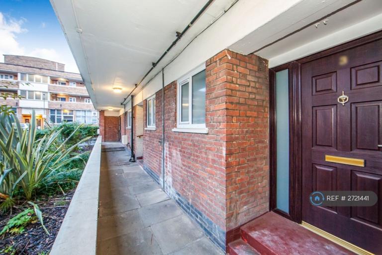 1 bedroom flat in Caistor House, London, SW12 (1 bed) (#2721441)