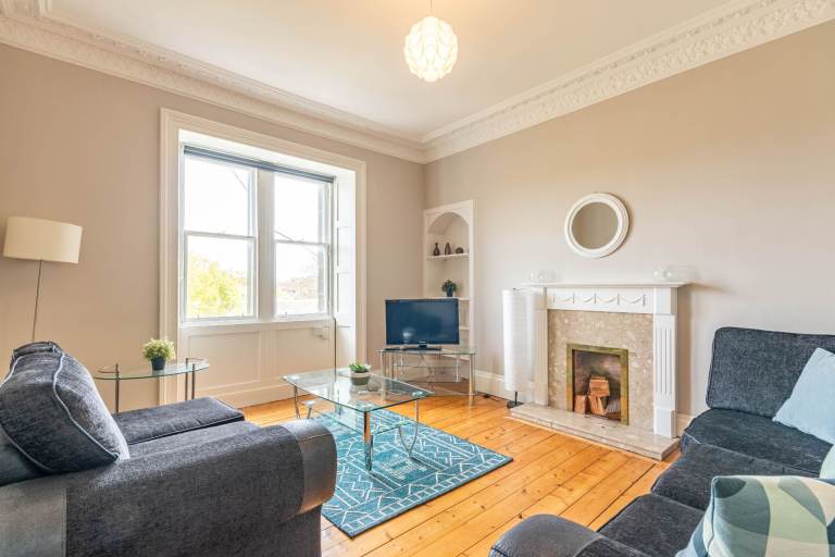 Desirable, 2 bedroom, 3rd floor flat in Inverleith – available December