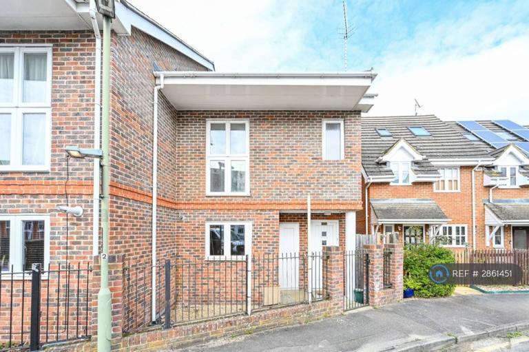3 bedroom house in Vale Farm Road, Woking, GU21 (3 bed) (#2861451)