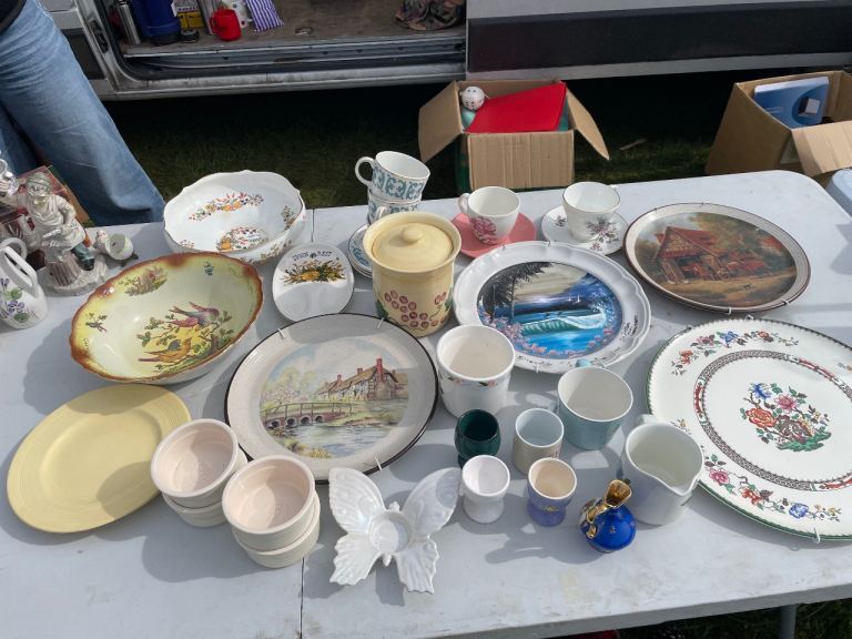 Various decorative plates and cups 