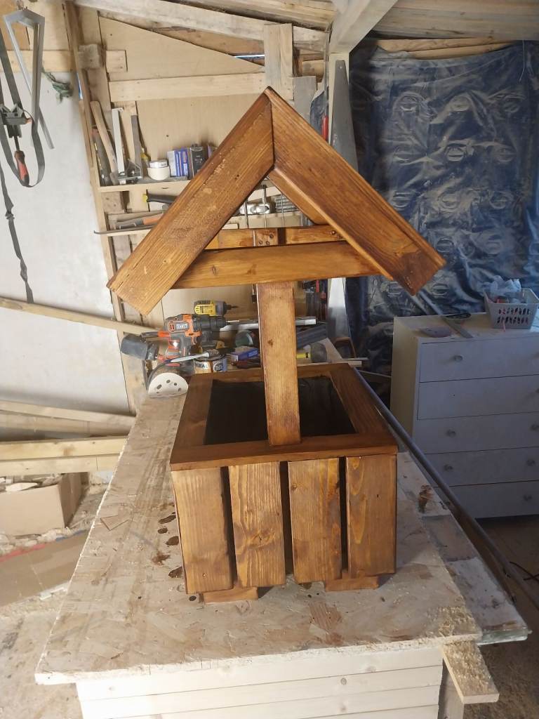 Wishing well plant pot 