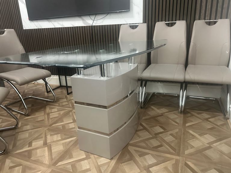 image for DFS table and 6 chairs 