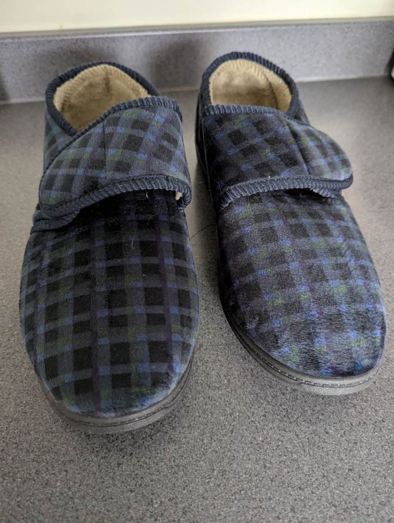 Men's size 11 slippers 