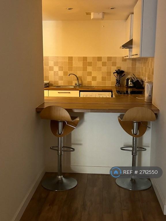 2 bedroom flat in Fraser House, Aberdeen, AB11 (2 bed) (#2712550)