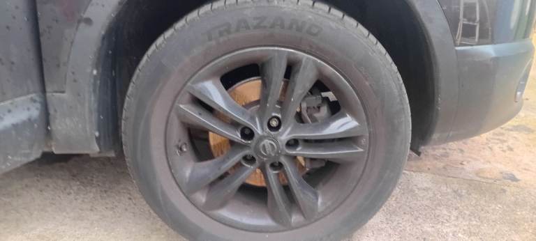 X4 Nissan Qashqai Alloy Wheels with 4 matching nearly new tyres