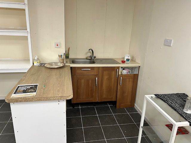 Commercial shop unit for rent - Benarty Square, Ballingry