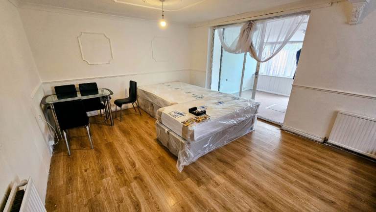3 Rooms. Large RM9 House + Garden. Station 10 min walk