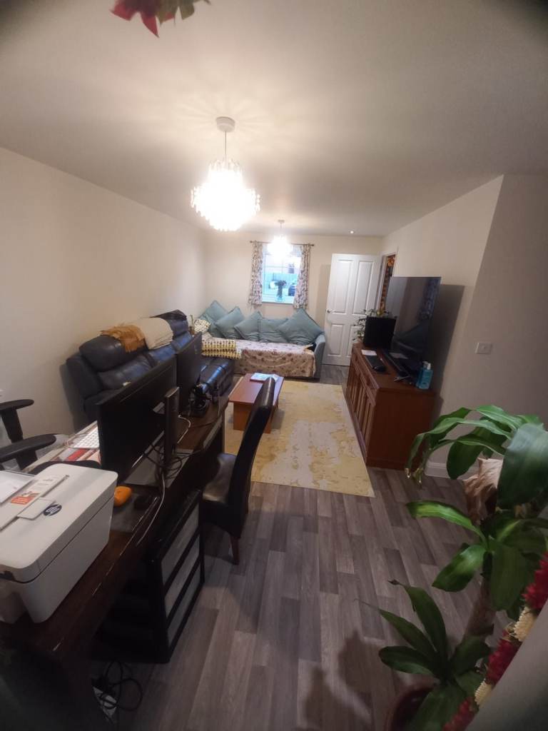Bright Single & Double Rooms Available – Lakeside Location, Hampton Water