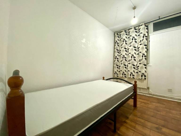 Newly refurbished Double Room in London close to MILE END underground station