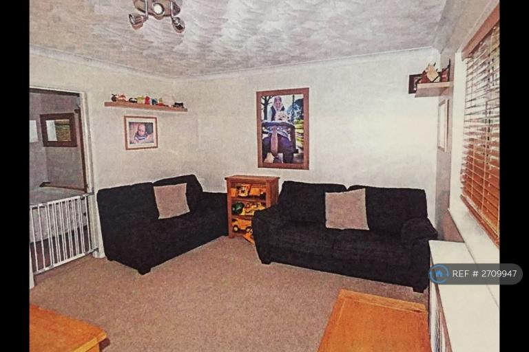 1 bedroom flat in Spanish Court, Burgess Hill, RH15 (1 bed) (#2709947)