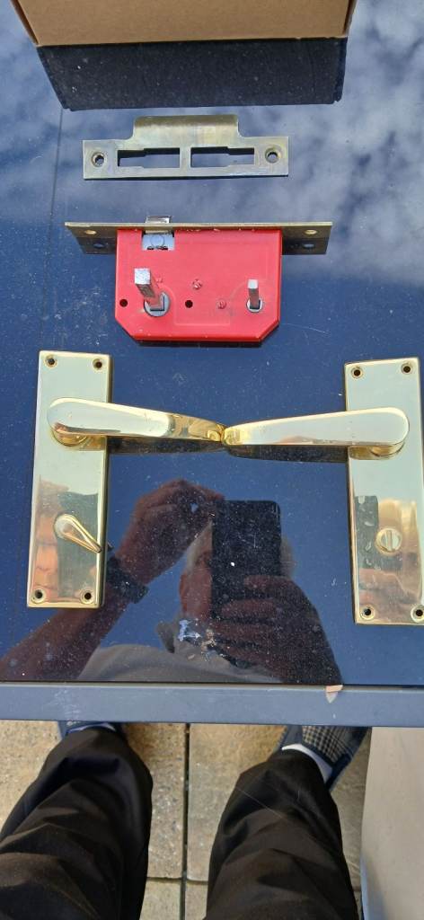 Lockable door handles 