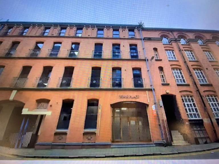 One bedroom apartment in town centre with separate kitchen and spacious room.