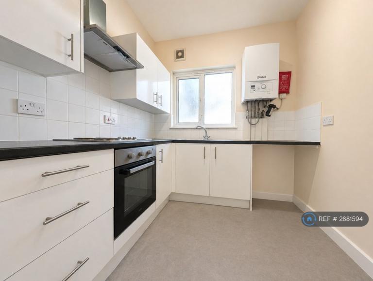 2 bedroom flat in Boundary Road, Chatham, ME4 (2 bed) (#2881594)