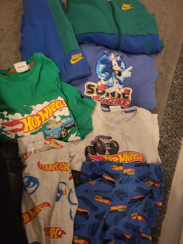 Boys clothes nike , sonic, hot wheels 6-7