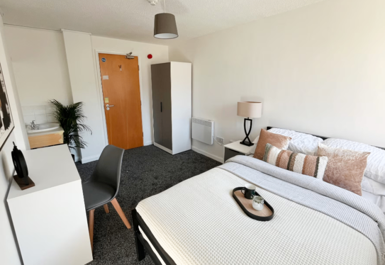 DELUXE DISCOUNTED room available for contract takeover! *DISCOUNTED, CHEAPEST RATE!* 