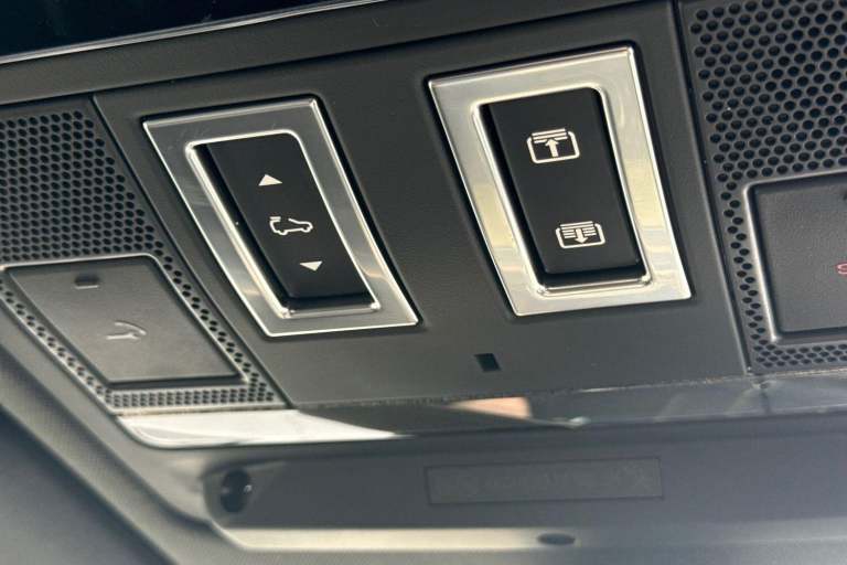 2025 Land Rover Defender 110 3.0 D250 MHEV X-Dynamic HSE Auto 4WD Euro 6 (s/s) 5dr SUV Automatic