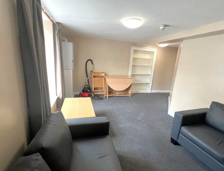 2 rooms available in a 4 bed apartment 