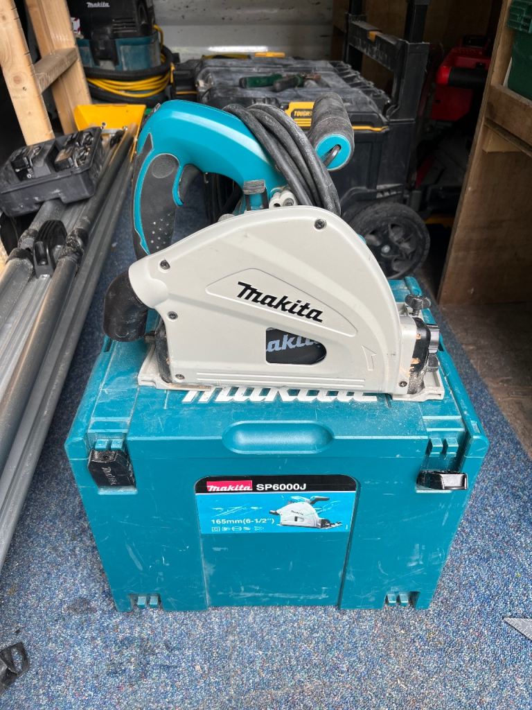Makita 110v plunge saw and extractor 