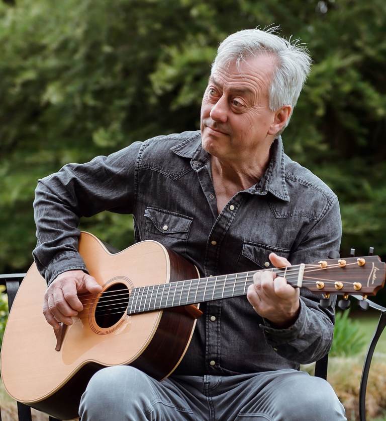 Fingerpicking Acoustic Guitarist/songwriter seeks others for recording and gigging.