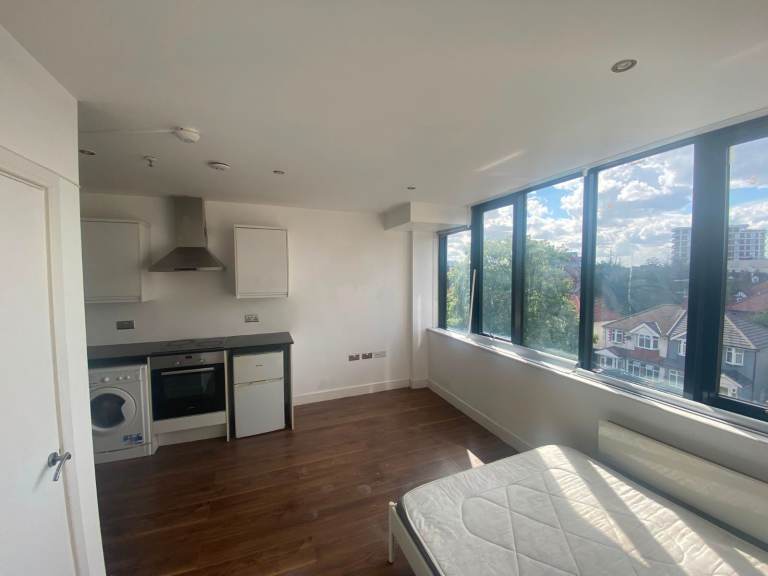 Spacious and Bright Studio flat to rent in Harrow - Kap House
