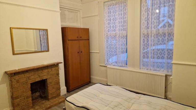 LARGE, FURNISHED  AND SPACIOUS ROOM. BILLS INCLUDED