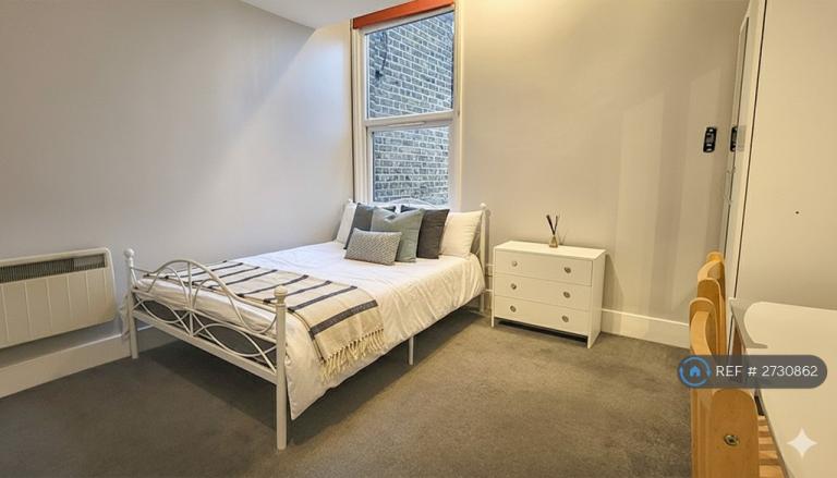 Studio flat in High Street, London, N8 (#2730862)