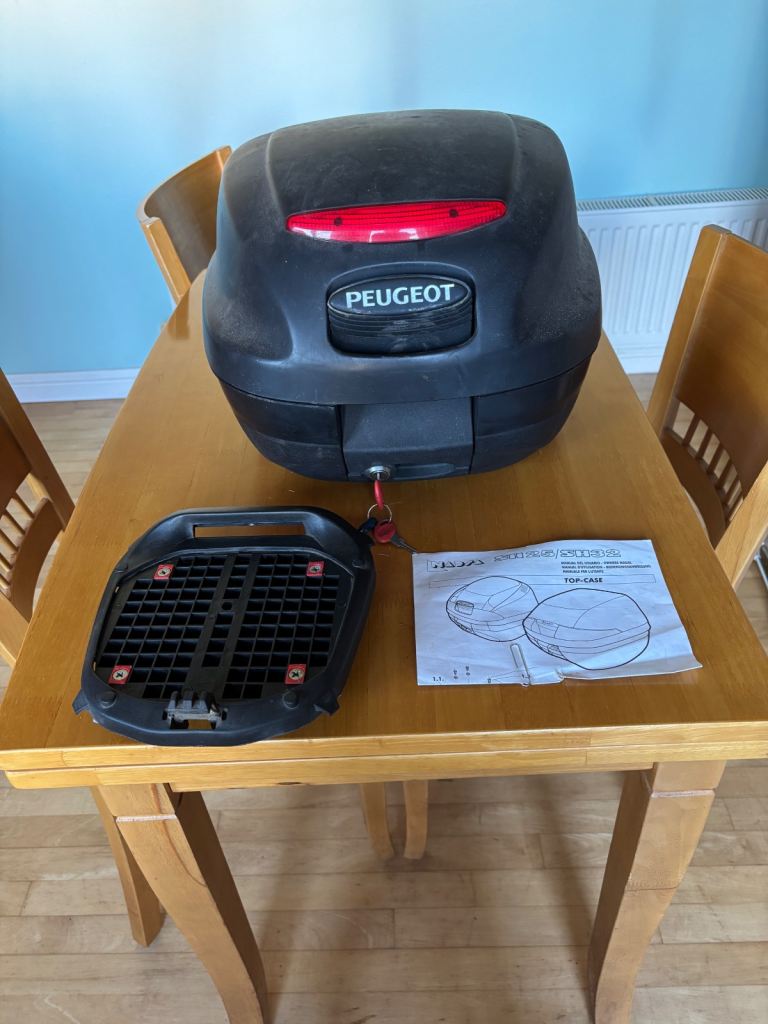 Scooter / moped top box