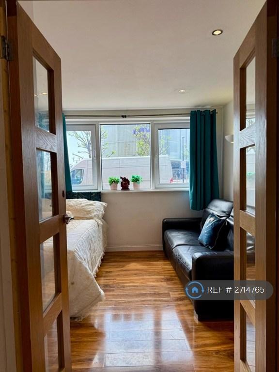 1 bedroom in Adriatic Apartments, London, E16 (#2714765)