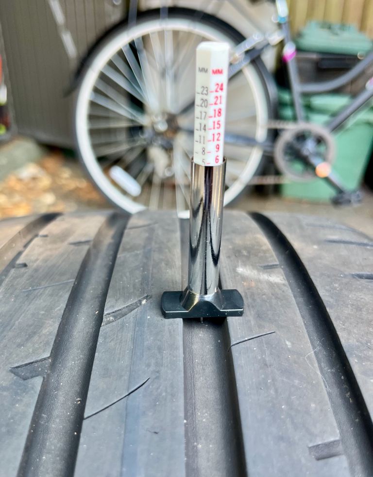 Goodyear Eagle F1 Asymmetric 2 225/40 R19 89Y run-flat tyre - used, tread depth 5-6mm.