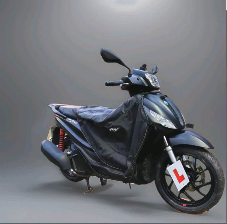 Piaggio Medley S 125cc used outstanding condition 2024 model Sport black/red