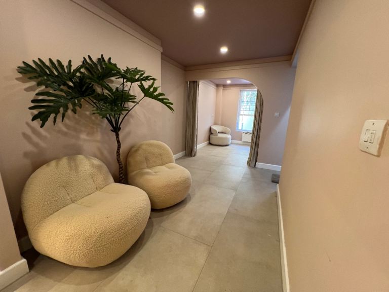 Beauty room to rent in Central London