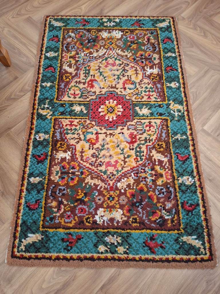 Colourful Floral Pattern Rug – Good Condition