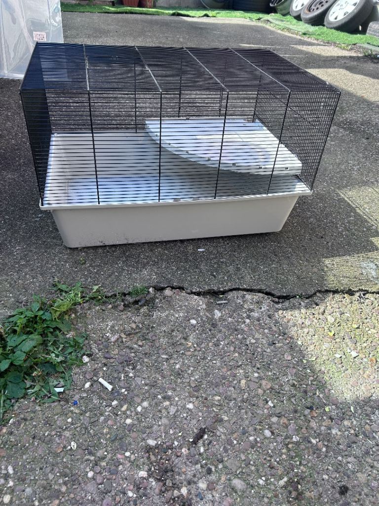 Large cage for guinea pigs/rats.