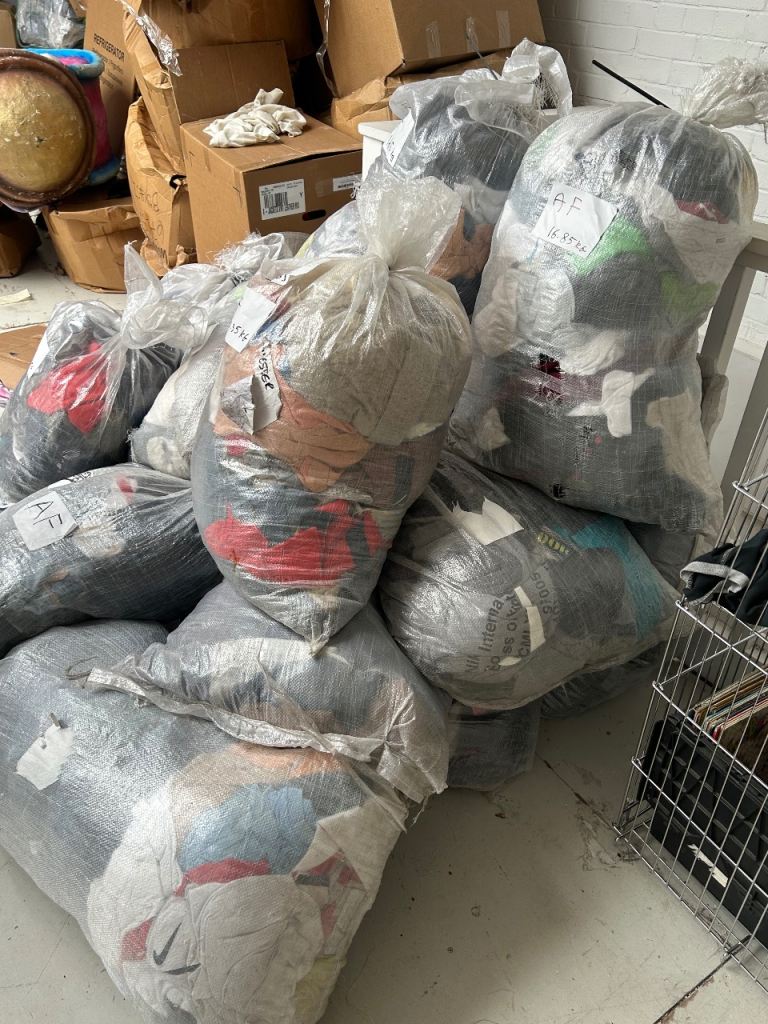 1TON Mixed vintage clothing £3.50 per kg